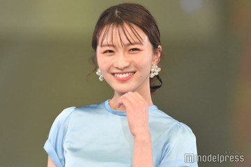 岡崎紗絵、美デコルテ大胆披露のベアトップコーデ姿公開「肩のラインが神」「お肌ツヤツヤ」と反響 画像