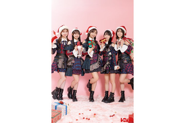 AKB48、サンタコスで「ボム」登場 20周年SP座談会公開【独占カットあり】 画像