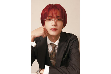 なにわ男子・高橋恭平、スーツ姿で美麗な表情 “会社の同僚”テーマにグラビア＆30の質問にも回答 画像