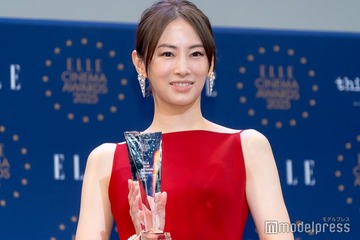 北川景子、素肌輝く真紅ドレス姿で登壇 出産後の役柄の変化明かす「人間としても母としても役者としても成長している段階」【ELLE CINEMA AWARDS 2025】 画像