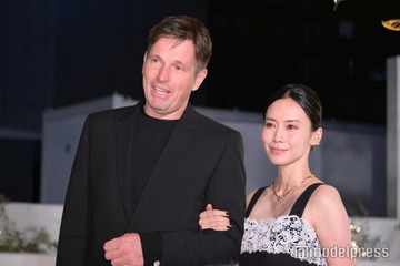 中谷美紀、ドイツ人夫との密着夫婦ショット公開「絵になる」「品が溢れてる」の声 画像