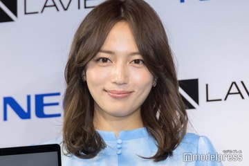 川口春奈、ボディライン際立つタイト服姿にファンうっとり「かっこいい」「視線にシビれる」 画像