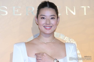 すみれ、光沢ドレスから美背中大胆見せ「引き締まってる」「美しすぎて見惚れた」と反響続々 画像