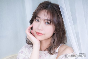 元AKB48メンバー、膝上ワンピ×ロングブーツで美脚披露 紅葉満喫コーデに「冬の最強コーデ」「萌え袖にキュン」と反響 画像