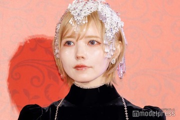 益若つばさ、ニーハイで美脚際立つ 純白クリスマスコスプレ姿に「リアル天使降臨」「理想のスタイル」と反響 画像