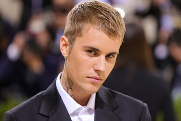 ジャスティン・ビーバー、妻・ヘイリーとの頬寄せ密着ショットにファン歓喜「絵になる」「映画のワンシーンみたい」 画像