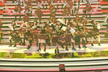 【紅白本番】前田敦子＆大島優子、9年ぶりテレビ共演 AKB48レジェンドOG＆現役全メンバーでのヒット曲メドレーに反響続々「胸アツすぎる」「ずっと青春」 画像