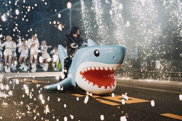 【紅白本番】米津玄師、電話ボックス登場・サメでの疾走…「チェンソーマン」ネタ満載 HANAも登場でSNS驚き「ハイライト多すぎ」「最高の組み合わせ」 画像