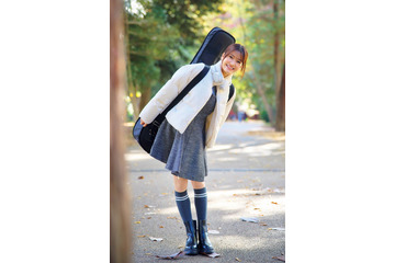 乃木坂46奥田いろは、ミニ丈ワンピで美脚輝く “真冬デート”グラビア披露 画像