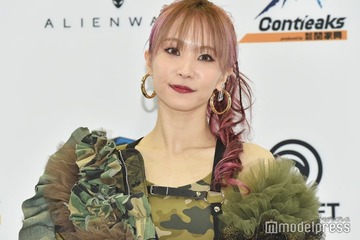 LiSA、膝上ミニスカで美脚披露「スタイル抜群」「着こなしお洒落」とファン絶賛 画像