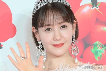妊娠発表のトリンドル玲奈「ぽんぽこりん」マタニティ姿の近影公開「幸せオーラ溢れてる」「優しさに満ちた表情が素敵」の声 画像