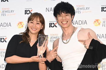 藤本美貴、家族旅行でセドナへ 夫・庄司智春との日の出バックの2ショット公開「御利益ありそう」「神々しい」 画像