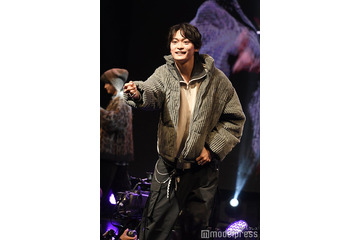 「今日好き」黒木聖那、ぬいぐるみを客席へ＆お手振り…ファンサに歓声「イケメン」「羨ましい」【学生ランウェイ】 画像