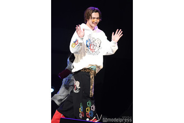 「今日好き」今井暖大、メガネずらしにキュン ポンパドール×ヒョウ柄ベルト姿に「イケイケ」「かっこよすぎ」と反響【学生ランウェイ】 画像