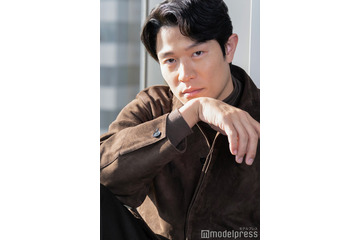 鈴木亮平、“前代未聞の一人二役”徹底した役作り 戸田恵梨香と現場で大切にしたこと「戸田さんじゃないとあの役はできなかった」【日曜劇場「リブート」インタビュー前編】 画像