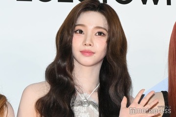 aespaカリナ、美脚透けるミニスカ黒ストッキングコーデに絶賛の声「セクシー」「ため息出るほど美しい」 画像