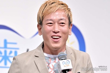 じゅんいちダビッドソン「4歳と2歳の息子連れてハワイ2週間鬼滞在してきた」家族4ショット公開「奥さん可愛らしい」「幸せそう」の声 画像