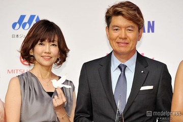 松本伊代、夫・ヒロミとのランニングショット公開「背中を支えられ走る」姿に反響続々 画像