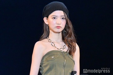 “奇跡の9頭身”黒木麗奈、股下83cmの美スタイルに驚きの声「体の半分以上が脚」「二度見した」 画像