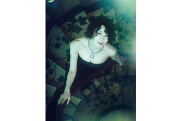 椎名林檎、美デコルテ際立つハイジュエリーSHOT！艶やかさ＆女神のような気高さで魅せる 画像