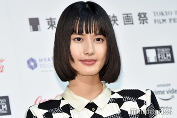 橋本愛、美デコルテ際立つベアトップ姿披露に視線集中「ため息が出る美しさ」「もはや芸術品」 画像