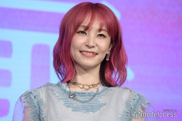 LiSA、膝上ミニで美脚スラリ 台湾でのデビュー15周年会見ショットに反響「スタイル良すぎ」「世界の歌姫」 画像