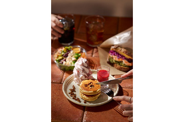 コナズ珈琲から新ブランド「KNOWS COFFEE」千葉に1号店 パンケーキバー＆製法選ぶコーヒー体験 画像