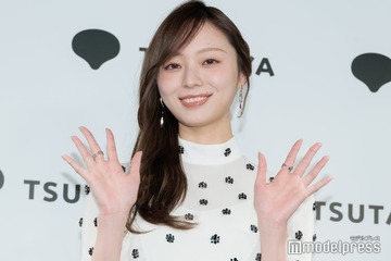 乃木坂46梅澤美波、大胆スリットワンピから美脚スラリ「美しすぎて目が釘付け」「オーラが半端ない」と反響 画像