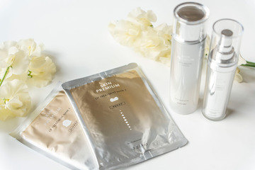 「あごの下を引き上げたいなら、マスク2枚使えばいいじゃない…」びっくり発想の「マスク２」で全顔ぎゅんぎゅんにケアする新マスク、はがすとぷるんぷるん！ 画像