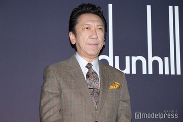 布袋寅泰、CMで共演中の“姪っ子”との2ショット公開「背が高くてスタイル抜群」「やりとり可愛い」の声 画像