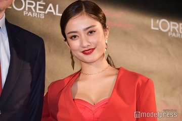 谷まりあ、美背中際立つゴールドタイトドレス姿披露「美しすぎる」「上品でエレガント」 画像