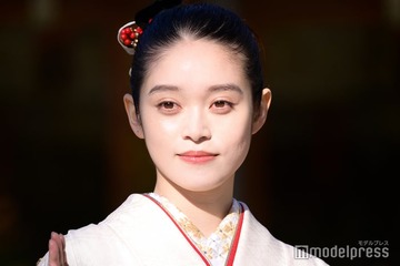 高石あかり、美背中際立つドレス姿に反響「美しすぎて二度見した」「シルエット綺麗」 画像