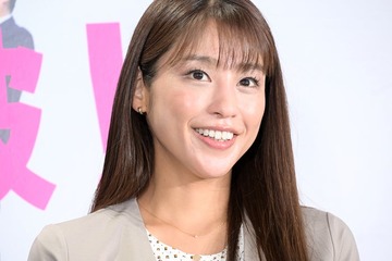 岡副麻希、水着姿披露 宮古島でプール満喫「人魚のよう」「ママのレッスン羨ましい」の声 画像