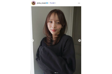 神部美咲、スリット入りデニムロングスカート姿で美脚披露「セクシー」「脚が綺麗」の声 画像