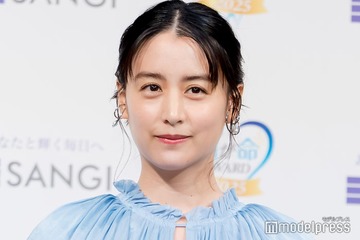 山本美月、美スタイル際立つノースリ全身ショットにファン絶賛「うっとりする美しさ」「大人っぽくて素敵」 画像