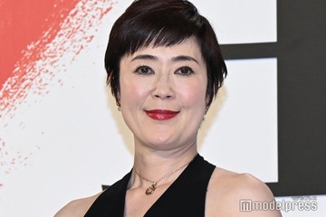 寺島しのぶ「何年前だ？」ひな祭りの幼少期ショット公開「立派な雛人形」「笑顔が今と同じ」の声 画像