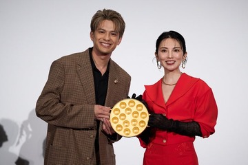 田中麗奈＆森崎ウィン、金のアイテム纏いイベント登場 “2億超え”純金たこ焼き器に緊張「ご利益あるんじゃないかな」【黄金泥棒】 画像