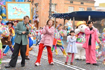 仲里依紗、千葉雄大らUSJ25周年アニバーサリー祝福 “熱狂ダンスタイム”で大はしゃぎ 画像