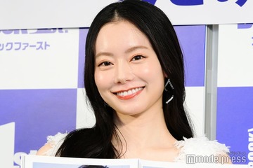 なごみ、ミニスカで美脚スラリ 雰囲気一変の大人ムードに「脚長すぎ」「絵になる」と反響 画像