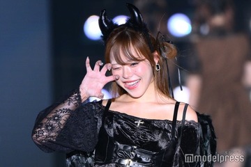 YouTuberになに、胸元ザックリ白トップスでファン魅了「大胆でカッコいい」「いい女感がたまらない」 画像