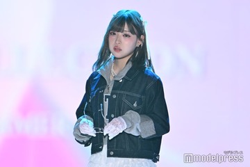 MINAMI、ミニスカ×レースタイツ着こなす メガネ外す姿に視線集中【TGC2026 S/S】 画像