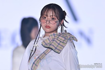 希空、お団子ヘア×メガネが可愛い レイヤードスタイル着こなす【TGC2026 S/S】 画像
