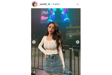 侍ジャパン小園海斗選手の妻・渡辺リサ、夫のユニ着てWBC観戦 “キッズサイズ”で美腹筋ちらり「スタイル良すぎ」と反響続々 画像