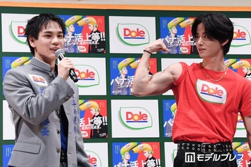 JO1佐藤景瑚、イベントで学ラン脱ぎ筋肉披露 豆原一成は憧れの眼差し「めっちゃかっこいいです」 画像