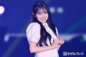 AKB48新センター・伊藤百花、美脚際立つミニスカ春コーデ 笑顔でファンにお手振り＆「名残り桜」ポーズも【超十代2026】 画像