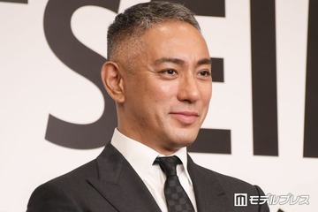 市川團十郎、自宅テレビでの甲子園観戦ショット公開「プライベート感満載で親近感」「ジャビット映り込んでて可愛い」の声 画像