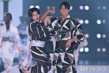 「今日好き」今井暖大＆榎田一王（いおう）、浴衣姿でペアランウェイ 腕にぶら下がり観客沸かす【関コレ2026S/S】 画像