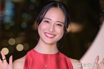 大友花恋、膝上丈×タイツで美脚際立つ「大人っぽくて素敵」「スタイル抜群」と反響 画像