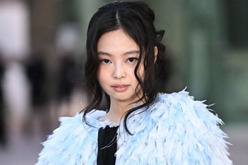 BLACKPINKジェニー、美ウエスト際立つへそ出しトップス姿披露「異次元の可愛さ」「シルエット最強」 画像