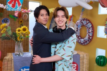 山下智久、KEY TO LIT岩崎大昇が歌唱する劇中歌を作詞 “熱いハグ”交わすメイキング写真＆楽曲本編映像解禁【正直不動産】 画像